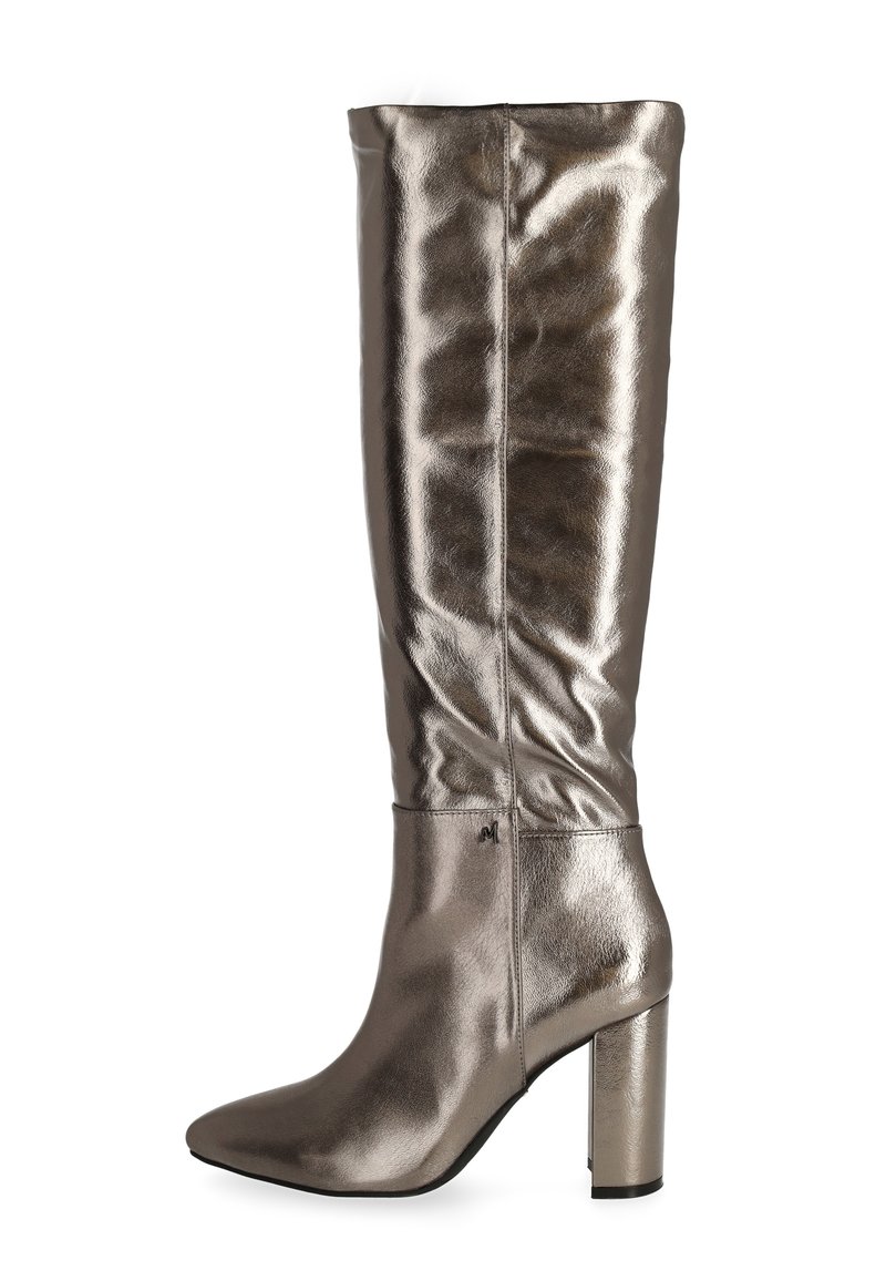 Botas plateadas metálicas hasta la rodilla, con punta afilada y tacón grueso. Textura lisa y brillante con costuras laterales y un mínimo detalle de marca.
