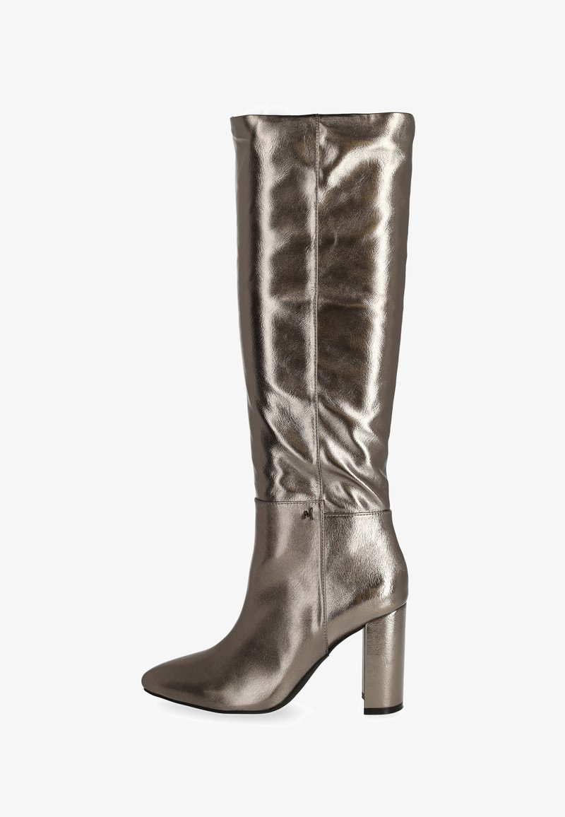 Botas plateadas metálicas hasta la rodilla, con punta afilada y tacón grueso. Textura lisa y brillante con costuras laterales y un mínimo detalle de marca.