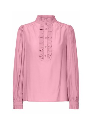 Różowa bluzka z długim rękawem i wysokim kołnierzem, z falbaniastym zapięciem z przodu oraz zapięciem na guziki. Miękka tkanina z marszczonymi mankietami.