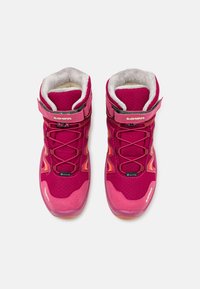Rózsaszín túracipők texturált felülettel, puha gallérral, elasztikus fűzővel és GORE-TEX márkajelzéssel, strapabíró gumitalppal.