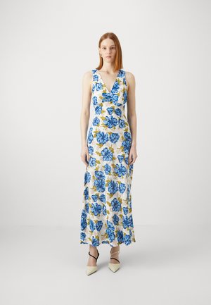 Maxi-jurk met een diepe V-hals, voorzien van een bloemenpatroon in blauw en geel op een witte achtergrond. Gladde stof, mouwloos ontwerp, subtiele ruffles.