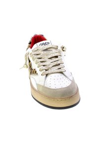 Sneaker bianco con lacci dorati glitterati, punta e dettagli laterali in camoscio, suola nera testurizzata, interno rosso e dettagli perforati sulla scatola delle dita.