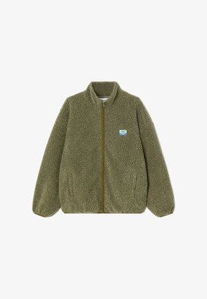 Chaqueta de forro polar verde oliva con cierre de cremallera en el frente, cuello alto y puños elásticos. Presenta un pequeño parche de logo azul y amarillo en el pecho.