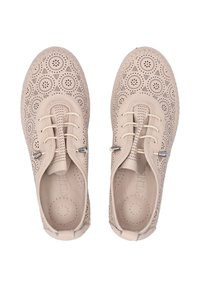 Béžové perforované boty s kulatou špičkou, elastickými tkaničkami a dekorativními kruhovými vzory. Hladký povrch s gumovými podrážkami.