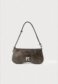 Brun håndveske i kunstlær med buet form, svart stropp og sølvfarget logodetalj. Teksturen ser lett slitt ut.