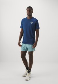 Nike Performance TEE ENERGY TRAIL - Sports T-shirts - brave blue