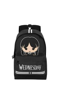 Mochila negra con un personaje de dibujos animados con dos coletas, resaltada por el texto "MIÉRCOLES" y franjas blancas en el bolsillo delantero.