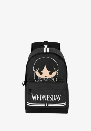 Sac à dos noir présentant un personnage de dessin animé avec des couettes, mis en valeur par le texte "WEDNESDAY" et des rayures blanches sur la poche avant.