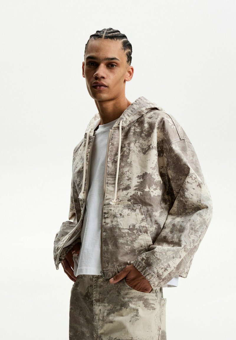 Bershka PRINTED WITH HOOD Spijkerjas Evergreen groen Zalando nl bershka-printed-with-hood-spijkerjas-evergreen-groen-zalando-nl