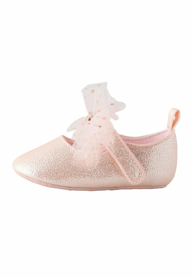 Glitzernde rosa Babyschuhe mit einem Tüllschleifenriemen und einem Zugtab am Absatz, entworfen für Säuglinge.