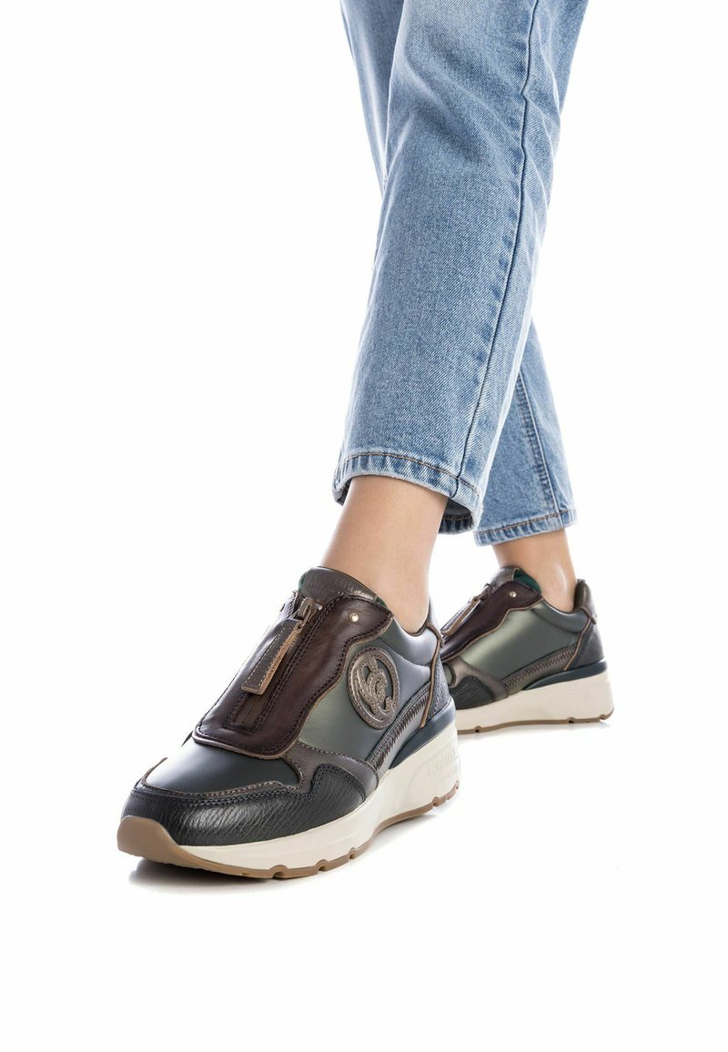 Carmela Zapatillas - kakhi