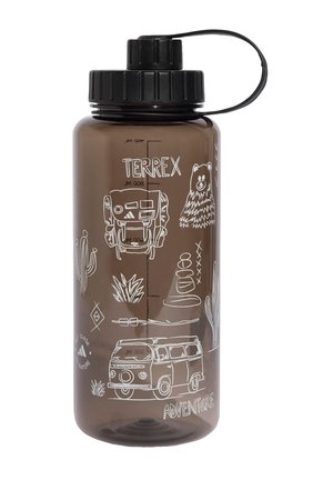 Bouteille d'eau en plastique marron avec un capuchon noir, ornée d'illustrations blanches d'éléments de camping et du texte "TERREX" et "AVENTURE."