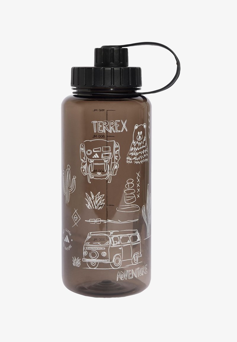 Braune Plastik-Wasserflasche mit einem schwarzen Deckel, versehen mit weißen Illustrationen von Campingelementen sowie den Aufschriften "TERREX" und "ADVENTURE."