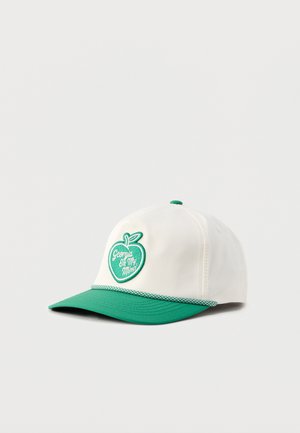 Bijela i zelena bejzbolska kapa sa zakrpom u obliku zelene jabuke na kojoj piše "Georgia On My Mind" sprijeda i ukrasnim pletenim obrubom iznad vizira.