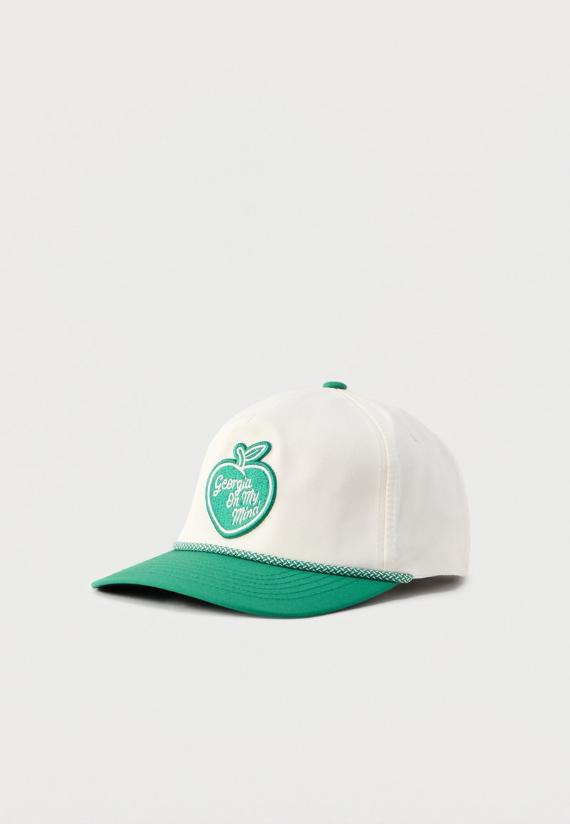 Λευκό και πράσινο καπέλο μπέιζμπολ με μπλε μπαλαντέρ πράσινη μήλο που γράφει «Georgia On My Mind» στο μπροστινό μέρος και διακοσμητικό πλεγμένο περίγραμμα πάνω από τη γείσο.