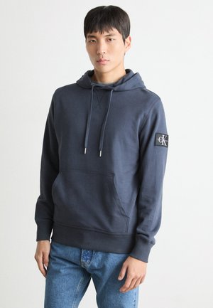 BADGE HOODIE - Sweatshirt - india ink