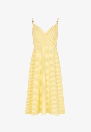 Robe sans manches à rayures jaunes et blanches avec des bretelles spaghetti et un corsage ajusté en V s'évasant en une jupe trapèze.