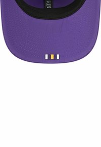 Lila Baseballkappe mit Schirm, schwarzem Innenfutter und einem kleinen rechteckigen Emblem, das vertikale Streifen in Weiß, Gelb und Lila auf dem Schirm zeigt.