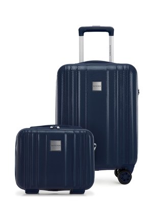 Maleta rígida texturizada azul marino con asa retráctil y ruedas giratorias, acompañada de una maleta de mano más pequeña a juego.