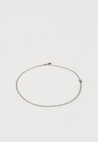 Ασημένιο κολιέ με αλυσίδα από μέταλλο με κομψό σχέδιο. Διαθέτει μικρούς κρίκους, κούμπωμα με κλειδαριά αστακού και κόκκινη λεπτομέρεια. Ομαλή υφή, μινιμαλιστική εμφάνιση.