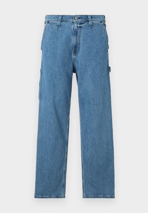 Lyseblå denim cargo bukser med lige ben, frontlommer og sidelomme. Synlig syning og metalknapdetaljer.