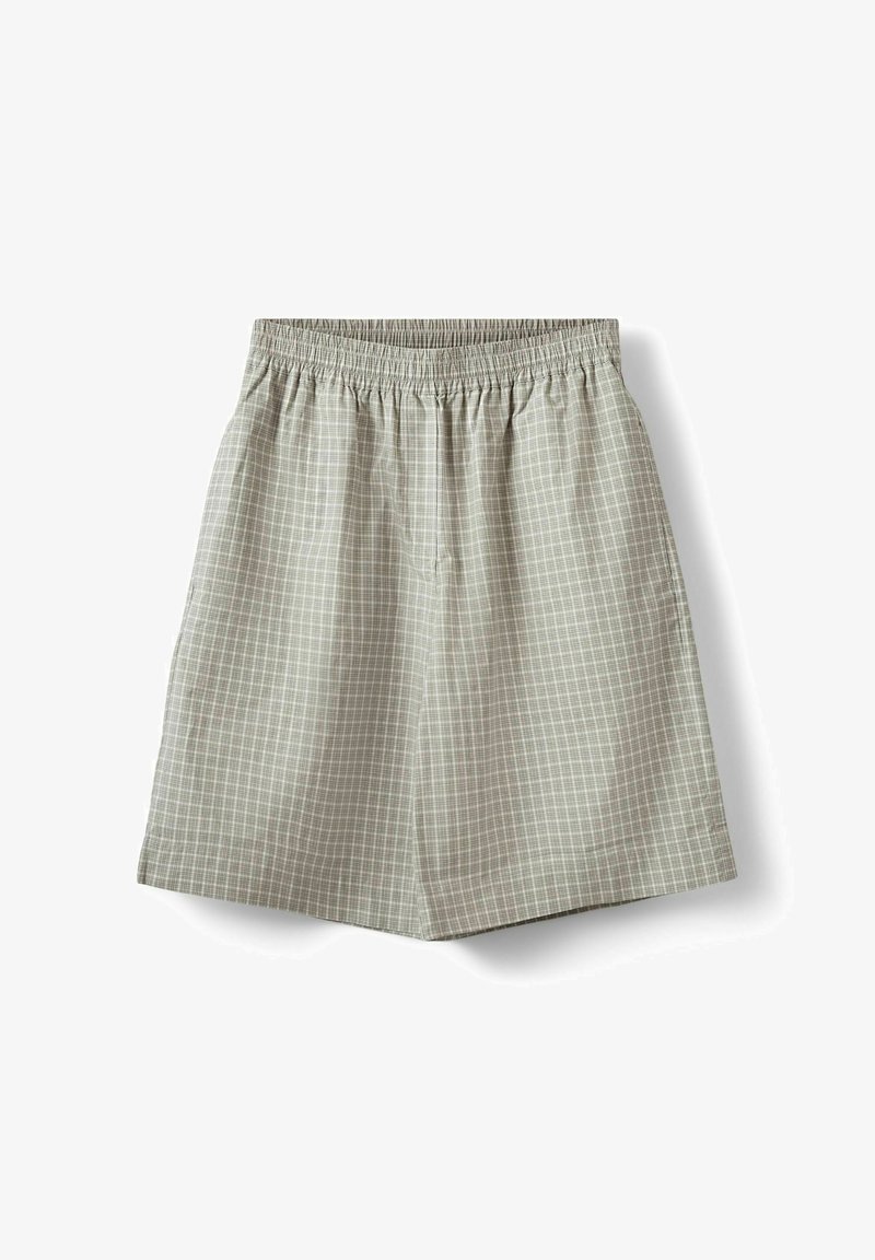 Shorts à carreaux gris clair avec taille élastique, longueur genou, coupe décontractée, présentés sur fond blanc.