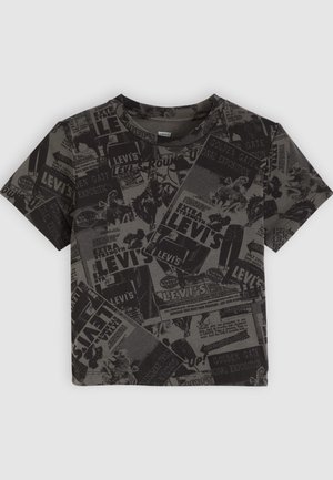 Hall hall T-särk, millel on must-valgete vintage-reklaamide kollaaž. Lühikesed varrukad, ümar kaelus, valmistatud puuvillast pehme tekstuuriga.