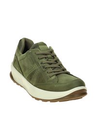 Sneakers impermeabili verdi con tomaia in suede e mesh, punta tonda, chiusura con lacci e suola bianca imbottita con un accento marrone.