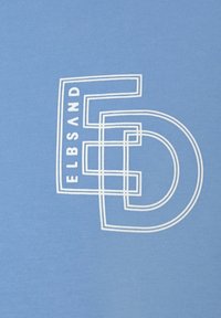 Blaues Baumwoll-T-Shirt mit weißem Grafiktext-Logo "ELBSAND", das überlappende Buchstaben und linienförmige Akzente in der Mitte aufweist.