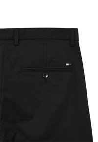 Schwarze Hosen mit einer glatten Stofftextur, ausgestattet mit einer Gesäßtasche mit Knopfverschluss und einem kleinen metallischen Akzent neben der Tasche.
