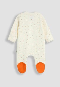 Cremefarbenes Baby-Body mit langen Ärmeln, orangefarbenem Streudruckmuster und einfarbigen orangen Fußpolstern, flach auf grauem Hintergrund ausgelegt.