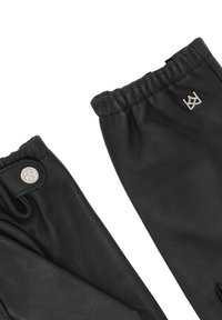 Fekete bőrkesztyű sima tapintással, rugalmas mandzsettával és ezüst színű márkázott díszítéssel a csukló és az ujjhüvely közelében.