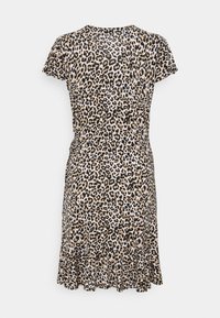 Robe à manches courtes, longueur genou, avec motif léopard et ourlet légèrement évasé, présentée sur un fond uni.