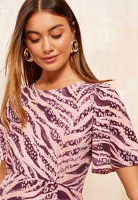 Friends Like These FLUTTER SLEEVE ROUND NECK MIDI - REGULAR FIT - Rochie din jerseu - purple animal