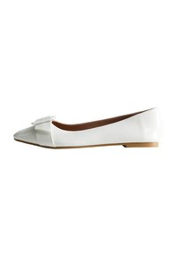 Vit läder ballet flat med spetsig tå, en rosettdekoration på sidan, slät yta och låg brun klack.