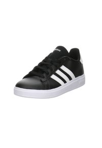 Czarne syntetyczne sneakersy z białymi akcentami i designem w trzy paski. Posiadają zaokrąglony czubek, sznurowanie z przodu oraz gumową podeszwę.