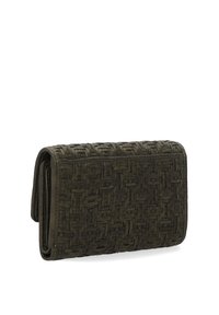 Geflochtener grüner Leder-Geldbeutel in rechteckiger Form mit aufwändiger Struktur und verstärkter Naht an den Kanten. Vorderer Klappenverschluss mit glatter Oberfläche.