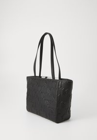 Geantă de tote neagră, realizată dintr-un material texturat, cu cusături de contrast, două mânere lungi și o formă rectangulară cu modele embossate.