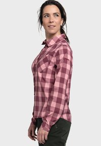 Langärmliges, knöpfbares Hemd mit einem karierten Muster in Rosa und Burgund. Verfügt über zwei Brusttaschen und einen regulären Kragen. Hergestellt aus glattem Stoff.