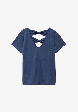 Chemise bleue à manches courtes et col en V avec deux nœuds papillon traversant une découpe sur la partie supérieure de la poitrine.