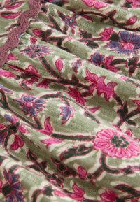 Next TIERED - Maxisukňa - green pink flower print