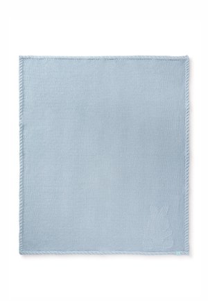 Carré de tissu bleu clair texturé avec des bords cousus et une silhouette subtile de lapin dans le coin inférieur droit.