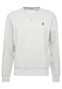 Maglione grigio chiaro a girocollo realizzato in morbido tessuto, con un piccolo logo nero sul petto e polsini e orlo a costine.