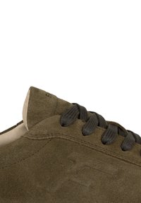 Groene suède sneaker met donkergrijze veters, een versterkte neus en een gestructureerd oppervlak. Bevat een logo dat op de zijkant is geperst.
