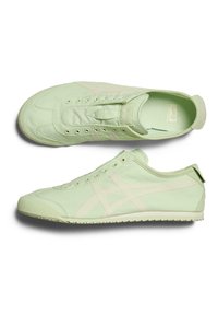 Světlé zelené slip-on tenisky s texturovaným svrškem, bílými akcenty a zaoblenou špičkou. Obsahují více otvorů na tkaničky a gumovou podrážku.