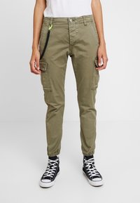 Olijfgroene cargo broeken met elastische manchetten, twee zijzakken en een decoratieve zwarte gevlochten koord met neonaccent.