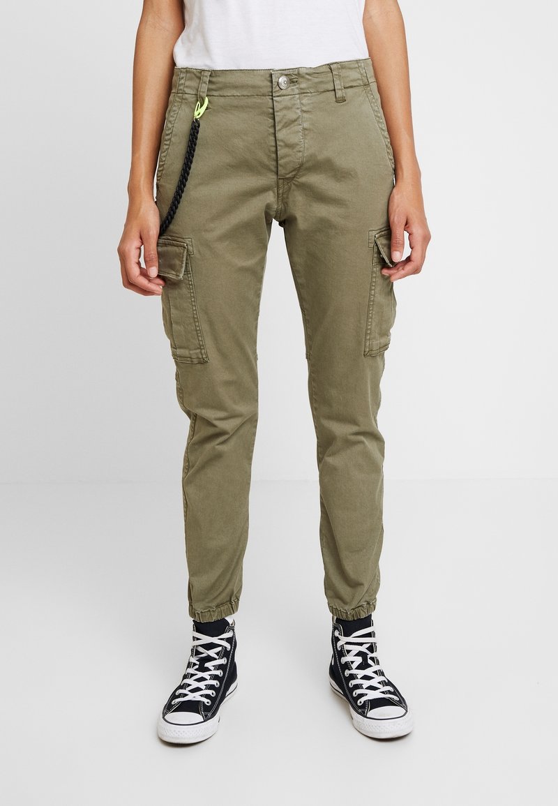 Olijfgroene cargo broeken met elastische manchetten, twee zijzakken en een decoratieve zwarte gevlochten koord met neonaccent.