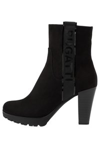 Botín negro de ante con tacón grueso. Cuenta con una correa negra brillante con la inscripción "BUGATTI" en relieve, lateral texturizado y suela resistente.