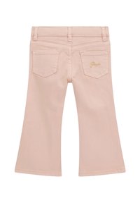 Jeans a zampa di elefante rosa pallido con tasche posteriori e logo ricamato in oro. Tessuto in cotone con una texture liscia, con passanti per cintura in vita.