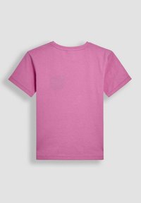 Camiseta de algodón rosa de manga corta con cuello redondo y una parte trasera lisa de textura suave. Sin patrones ni acentos visibles.